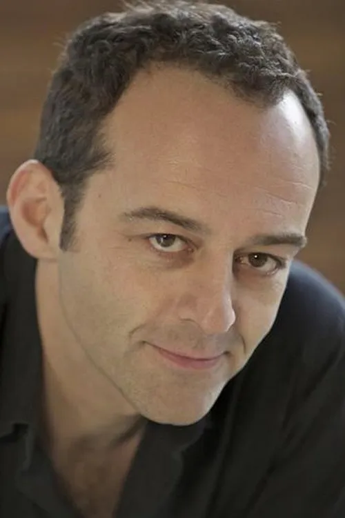 Danny Scheinmann interpretando a Man in Suit