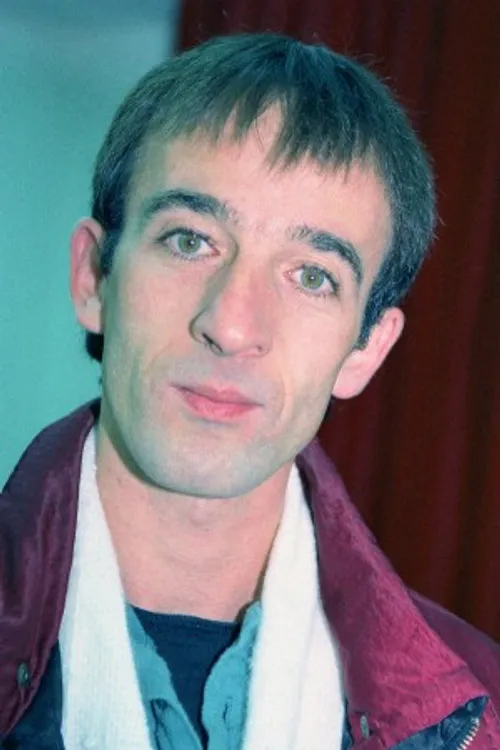 Danny Segev interpretando a Yacaov Hirsh