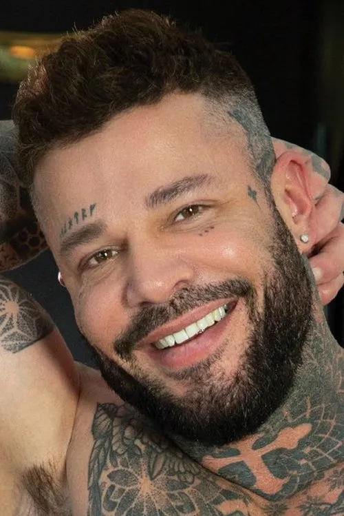 Danny Star interpretando a 