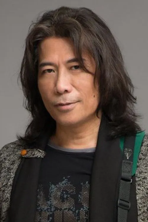 Danny Summer interpretando a Kwok Tze-sum