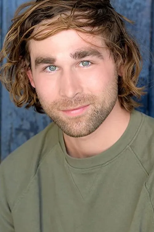 Danny Zuhlke interpretando a Paulie