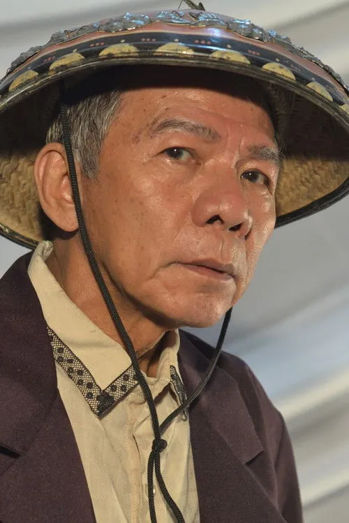 Dante Balois interpretando a Lolo