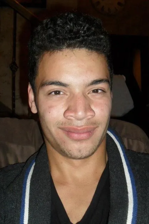 Dante Hurtt interpretando a Dakota