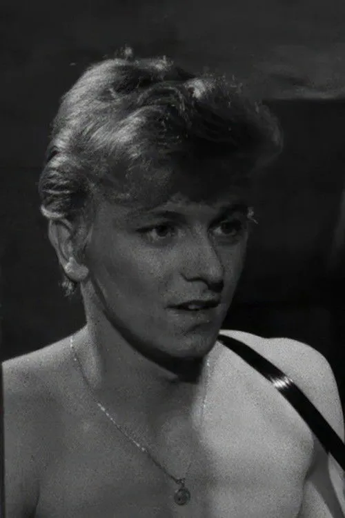 Dany Logan interpretando a Jojo