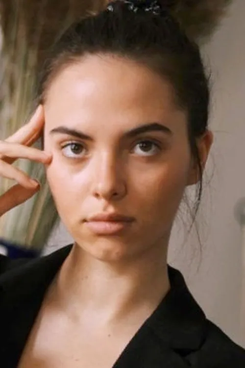 Daphné Tarka interpretando a Karine