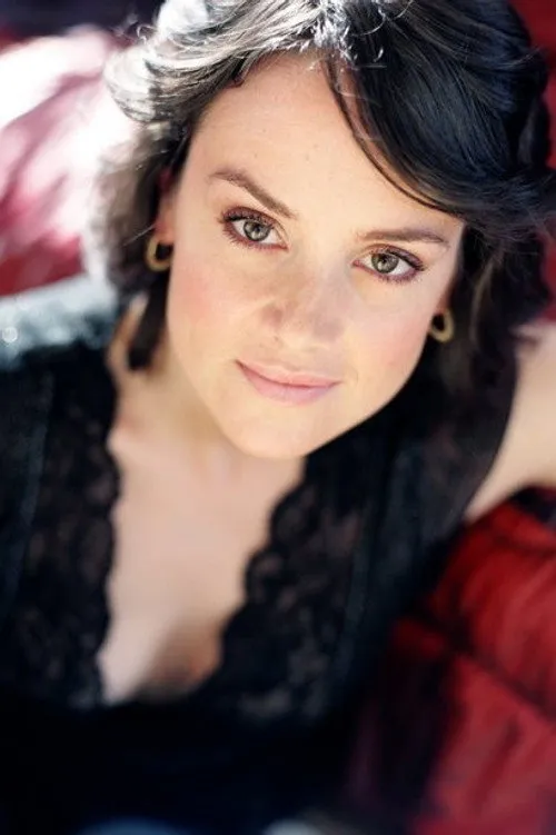 Darcy Halsey interpretando a Susie