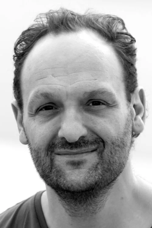 Daren Elliott Holmes interpretando a Simon the Garage Manager