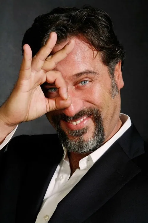 Dario Cassini interpretando a Banchiere