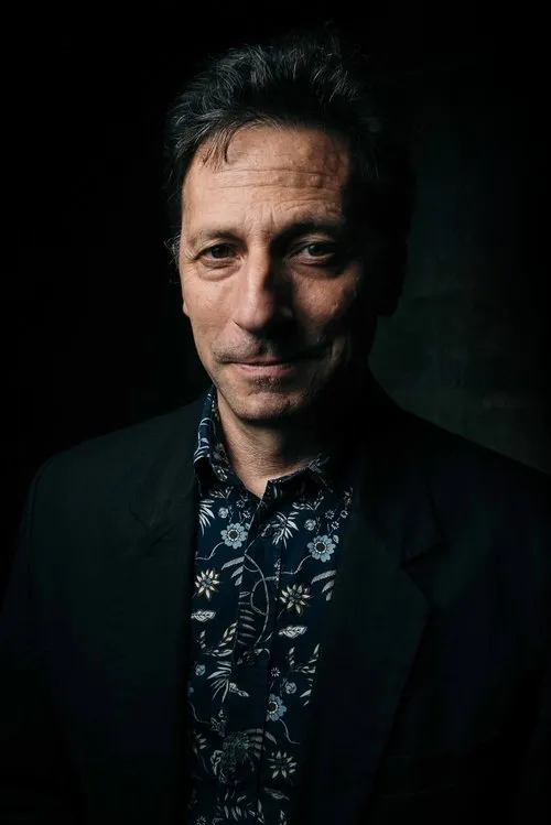 Dario Costa interpretando a