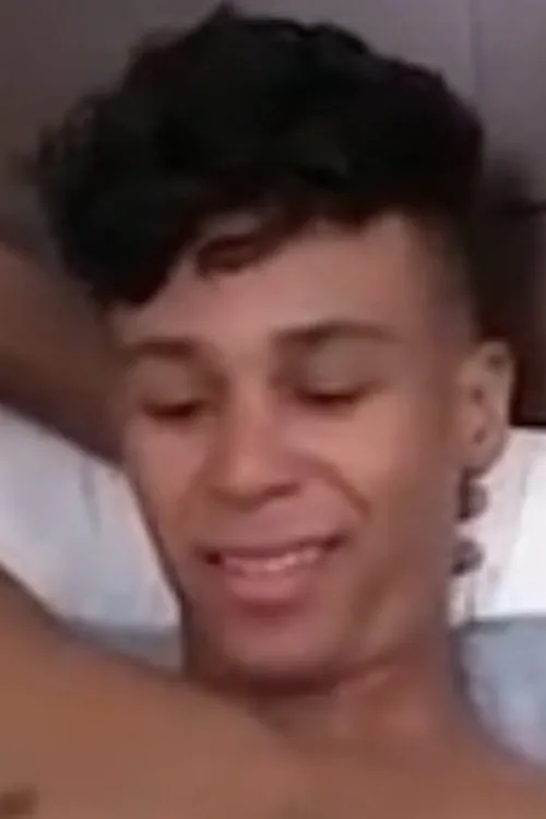 Dario Garcia interpretando a (archive footage)