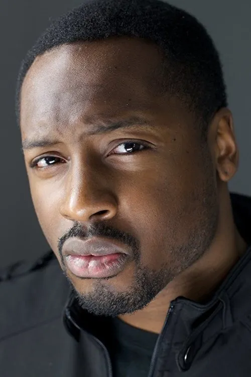 Darius Devontaye Green interpretando a Detective Reese