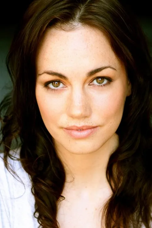 Darla Taylor interpretando a Amanda Lazaro