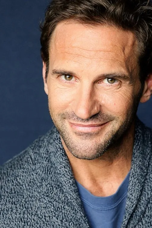 Darren Bridgett interpretando a Professor Wombat