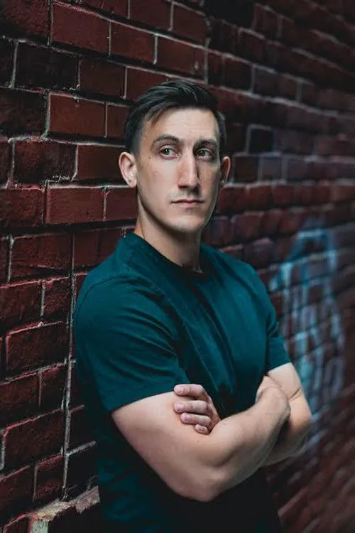 Darren Ivany interpretando a Matty