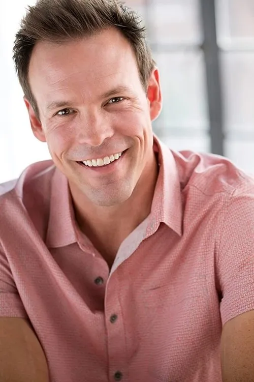 Darren Kennedy interpretando a Officer Morgan