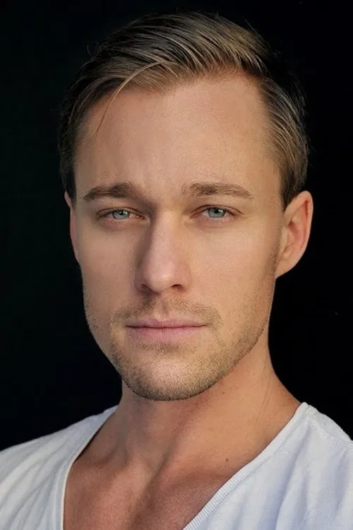 Darren Moss interpretando a Giles