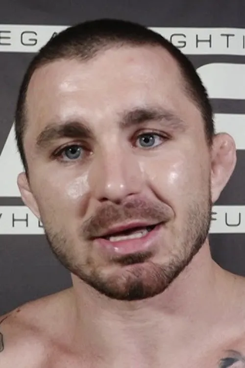 Darrick Minner interpretando a Self