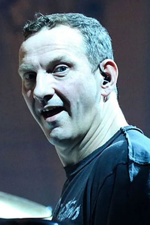 Darrin Mooney interpretando a Drums