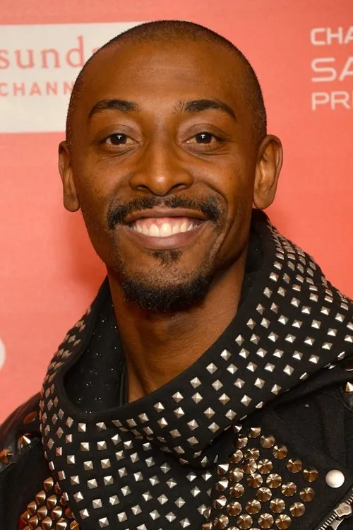 Darris Love interpretando a Rock