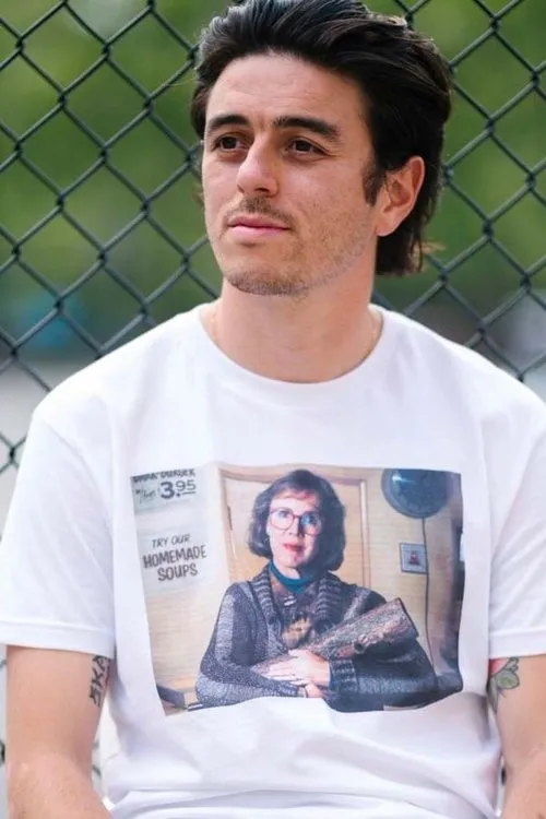 Daryl Angel interpretando a 