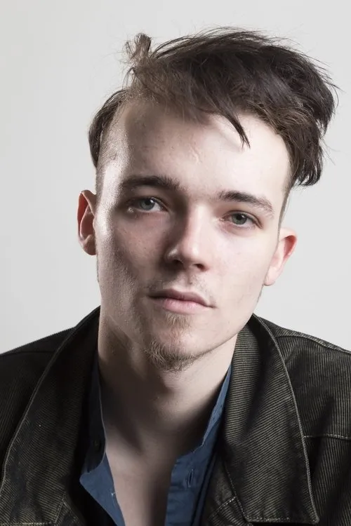 Dashiell Connery interpretando a Daeg