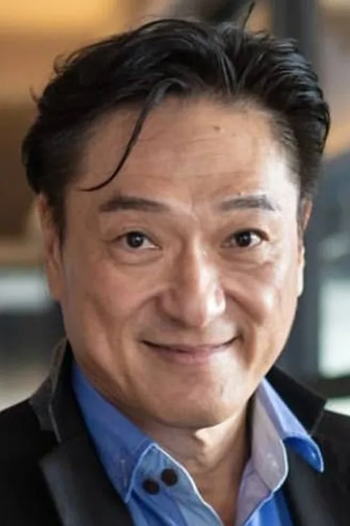 Dave Tan interpretando a Eddie