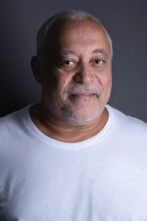 Davi de Almeida interpretando a Seu Luís