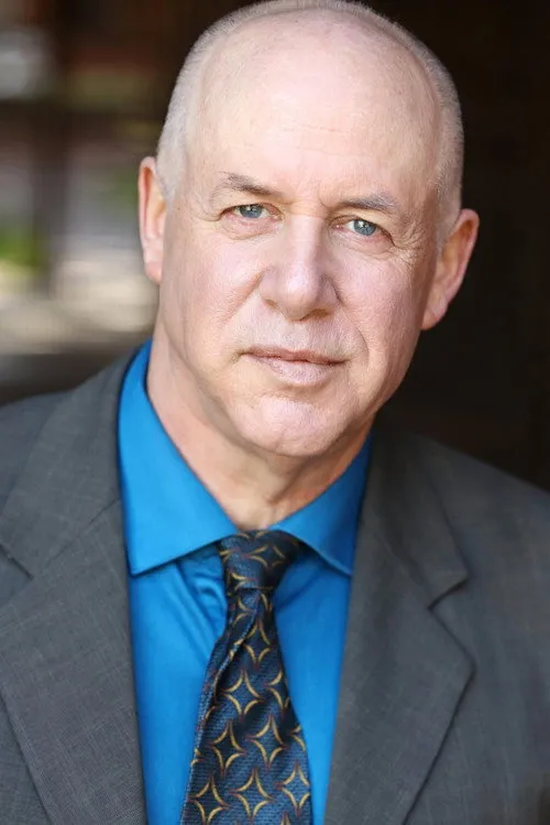 David Alan Graf interpretando a Officer Morgan