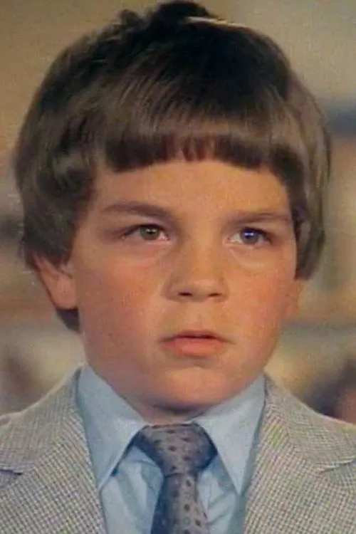 David Alexander interpretando a Charlie Bradley