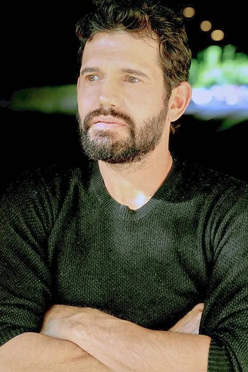 David Bortolucci interpretando a ICE Officer Crower