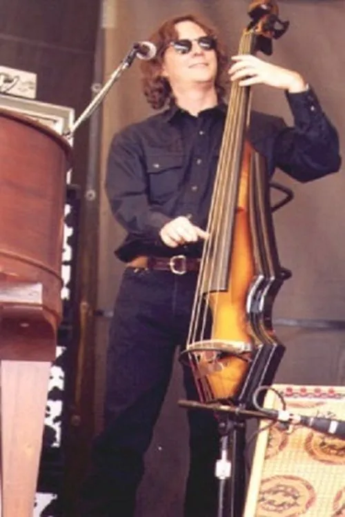 David Earl Miller interpretando a Bass, Vocals