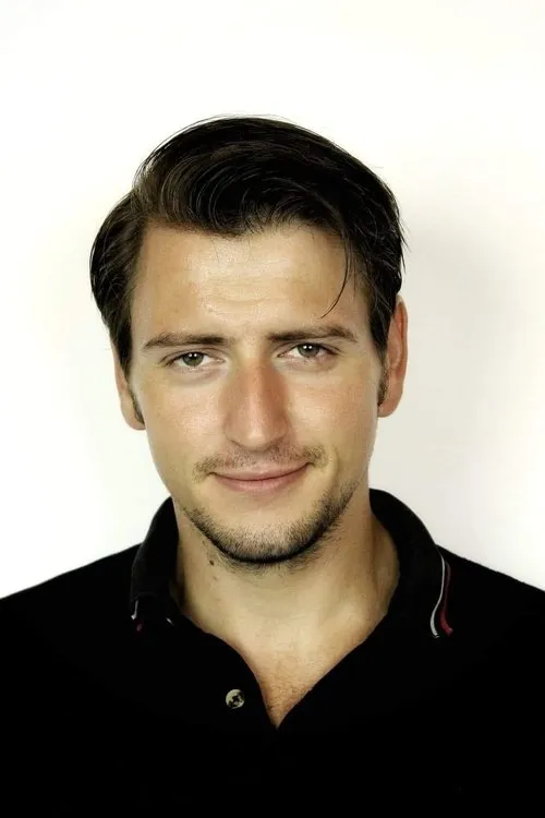 Dávid Fecske interpretando a Mark