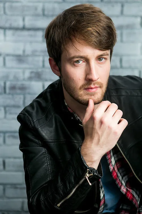 David Foy Bauer interpretando a Bob