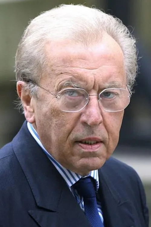 David Frost interpretando a Self - TV Host (archive footage)