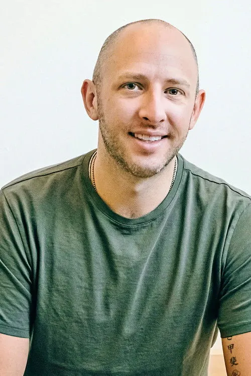 David Heath interpretando a Tucker Von Magnus