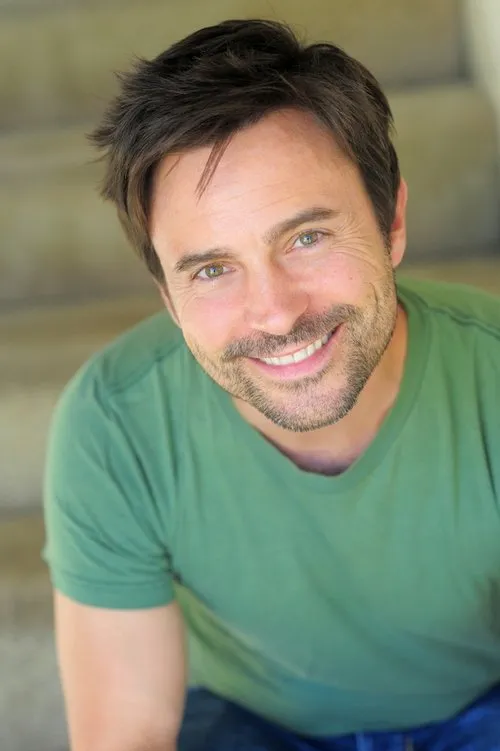 David Holcomb interpretando a Silvio