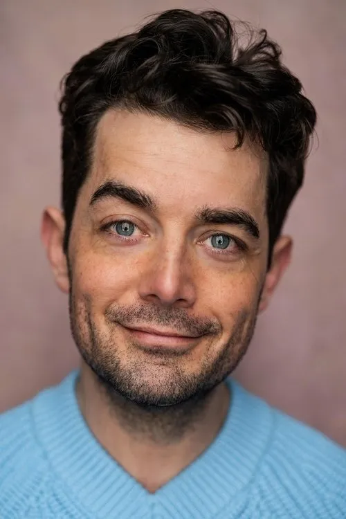 David Hopper interpretando a Television Correspondent