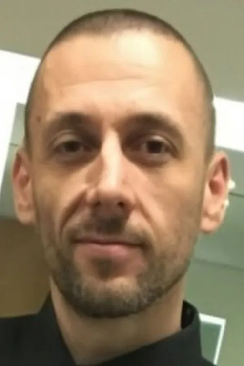 David Hughes interpretando a Thomas