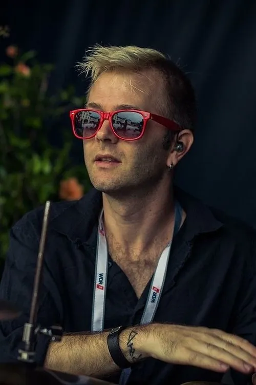 David Keith interpretando a Drums