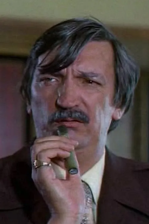 David Kelly interpretando a P.G. Dartmouth