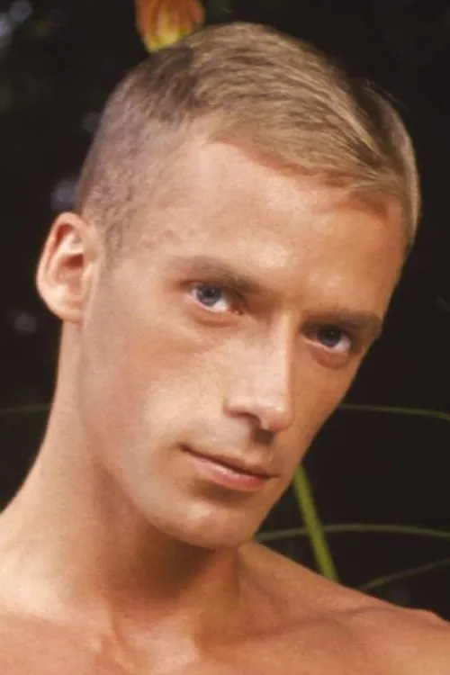 David Logan interpretando a 