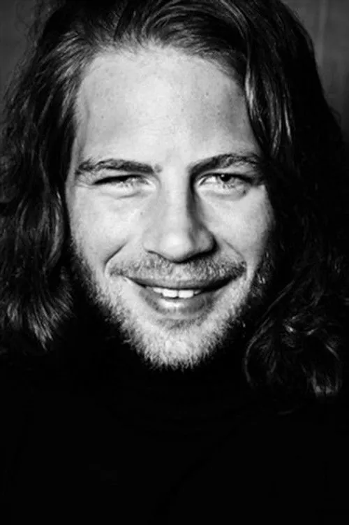 David Ribeiro interpretando a Narcisse