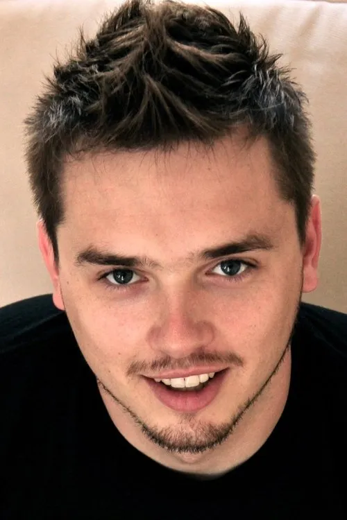 David Richardson interpretando a Brandon