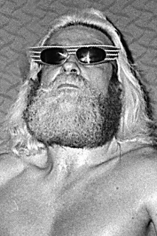 David Sherwin interpretando a Goldie Rogers