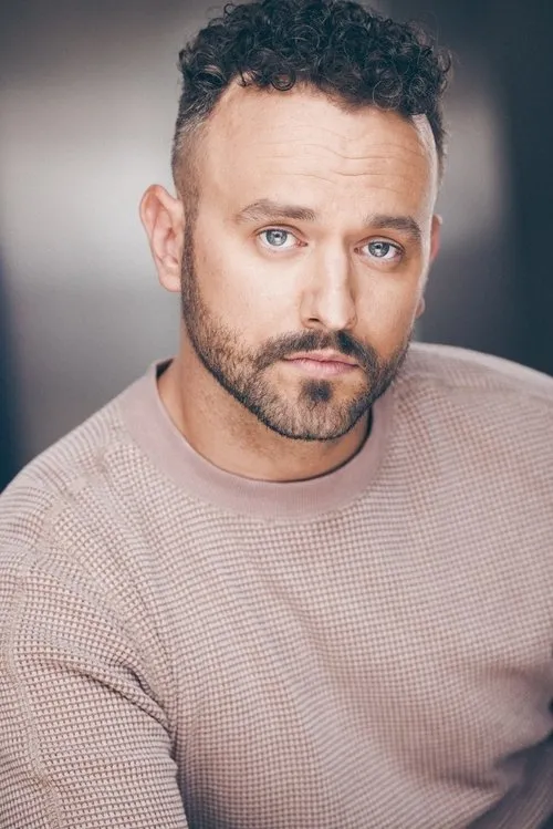 David Thomas Newman interpretando a Pfc. Sharp