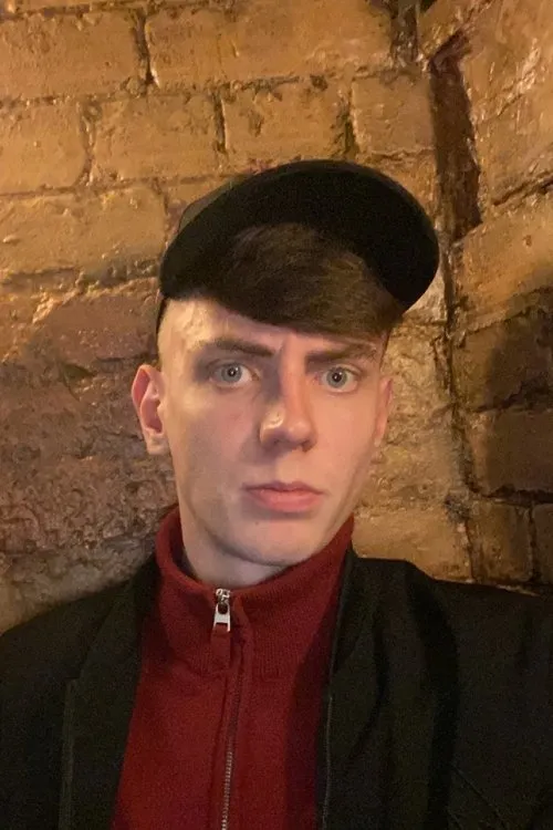 David Twomey interpretando a Entity