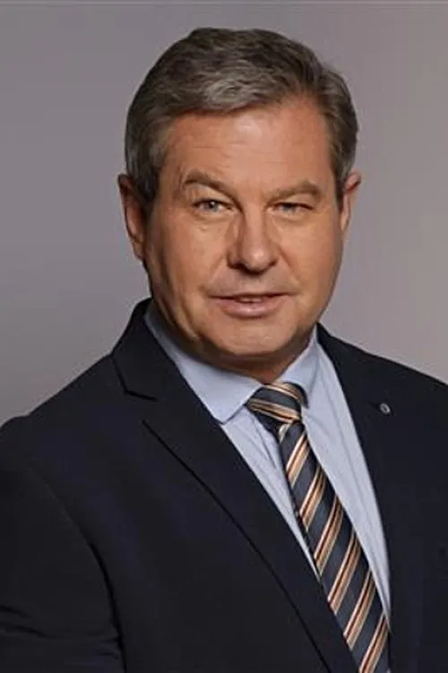 David Vlok interpretando a Police Officer