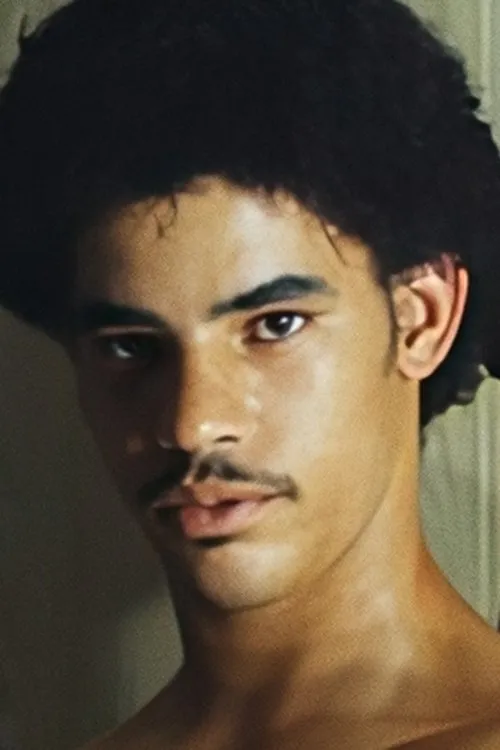 David Watson interpretando a