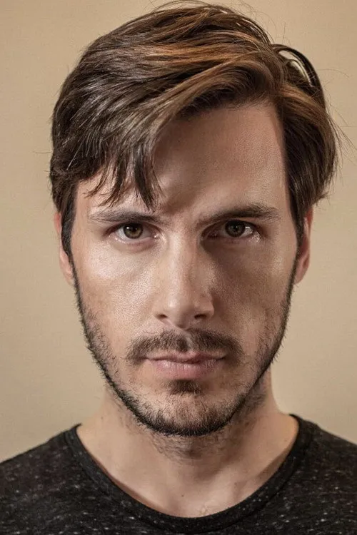 Dawson James interpretando a Mark
