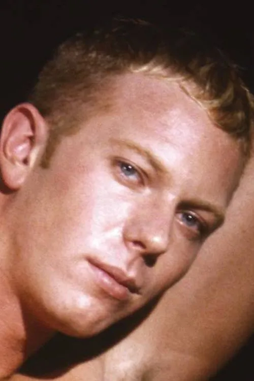 Dax Kelly interpretando a 